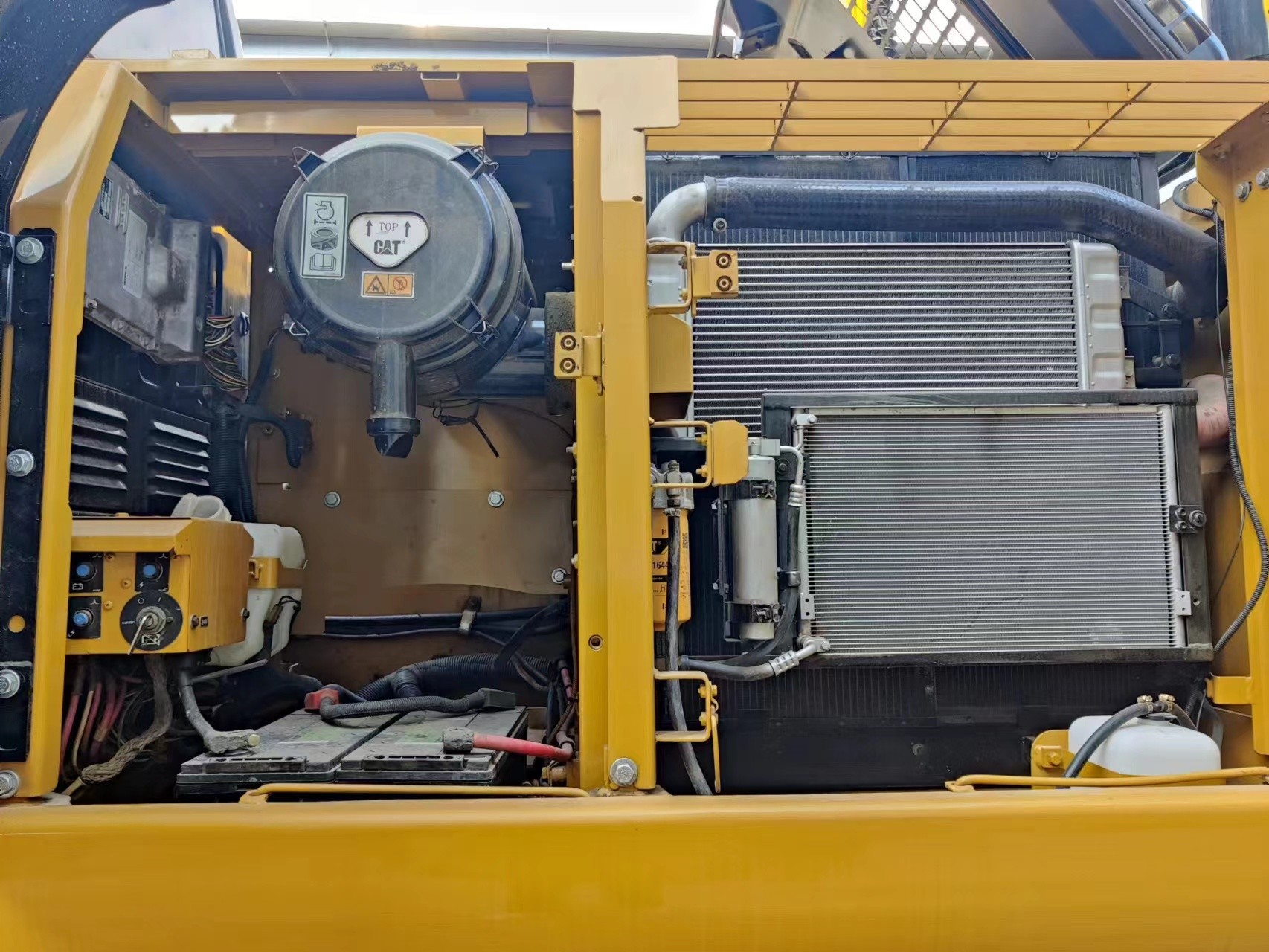 Caterpillar 320D2 Used Excavator With Original Color Mechanical Transmission