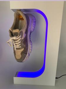 Quality hot sale led light magnetic levitation pop shoes display with remote controller heavy 400-600g shoes wholesale