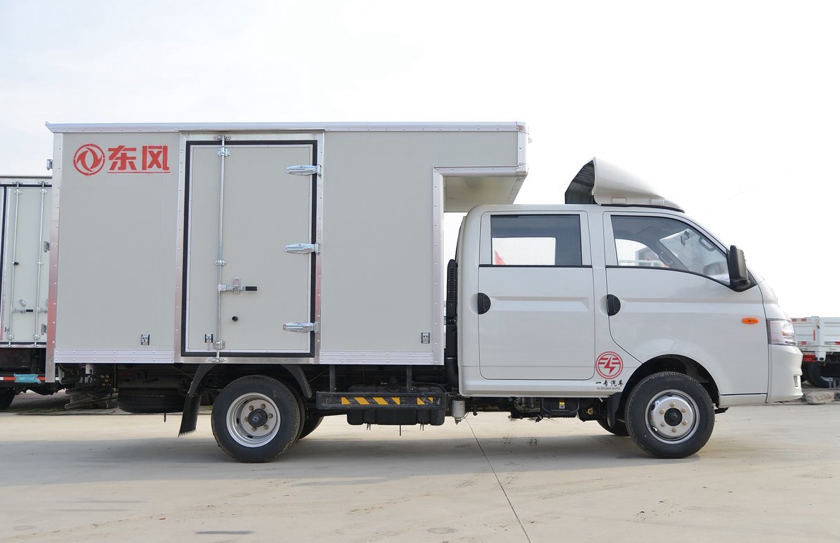 Dongfeng 1-5 T Mini Diesel Light Box Cargo Truck with Multimedia System and Benefit