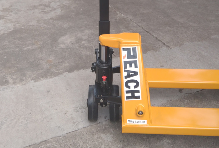 Four Way Traverse Pallet Truck , Pallet Pump Truck 74 * 70mm Fork Wheel