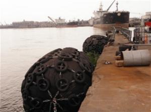 China Ship Floating Pneumatic Rubber Fenders ISO 17357 Black Yokohama Chain Tyre Net on sale