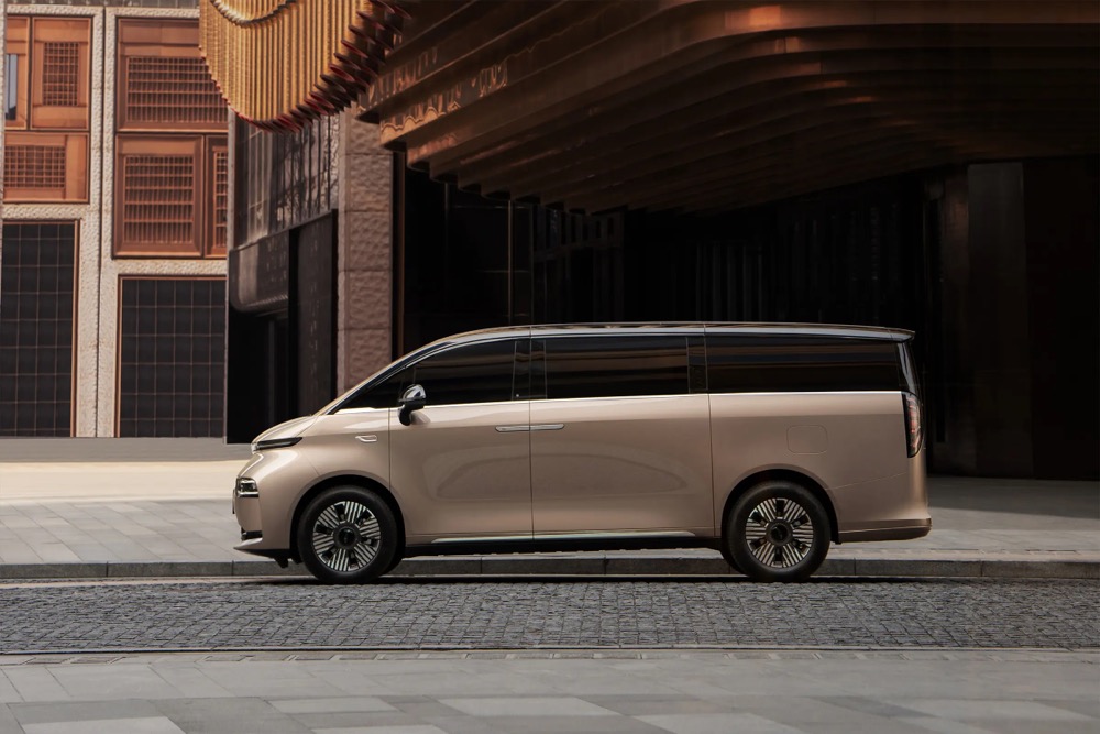 LEVC L380 Pro Ultra 4WD MPV 6-Seater Electric Minivan EV Car for Maximum Speed of 170 Km/H