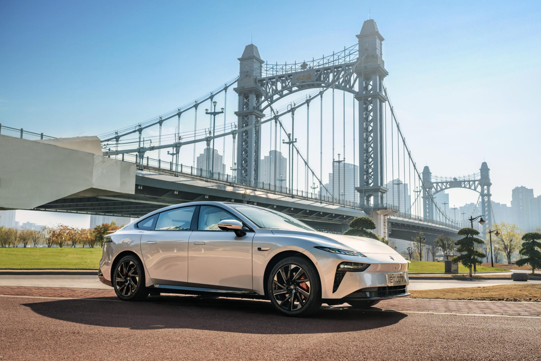 Experience the Future of Driving with Dongfeng e 007 2024 Hybrid/Electric Car 5 Seats Luxury Hatchback Ev Energy Vehicle