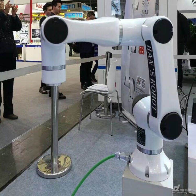 Spraying Robot Of Elfin E10 With TCP/IP Modbus Communication With Collaborative Robot Arm