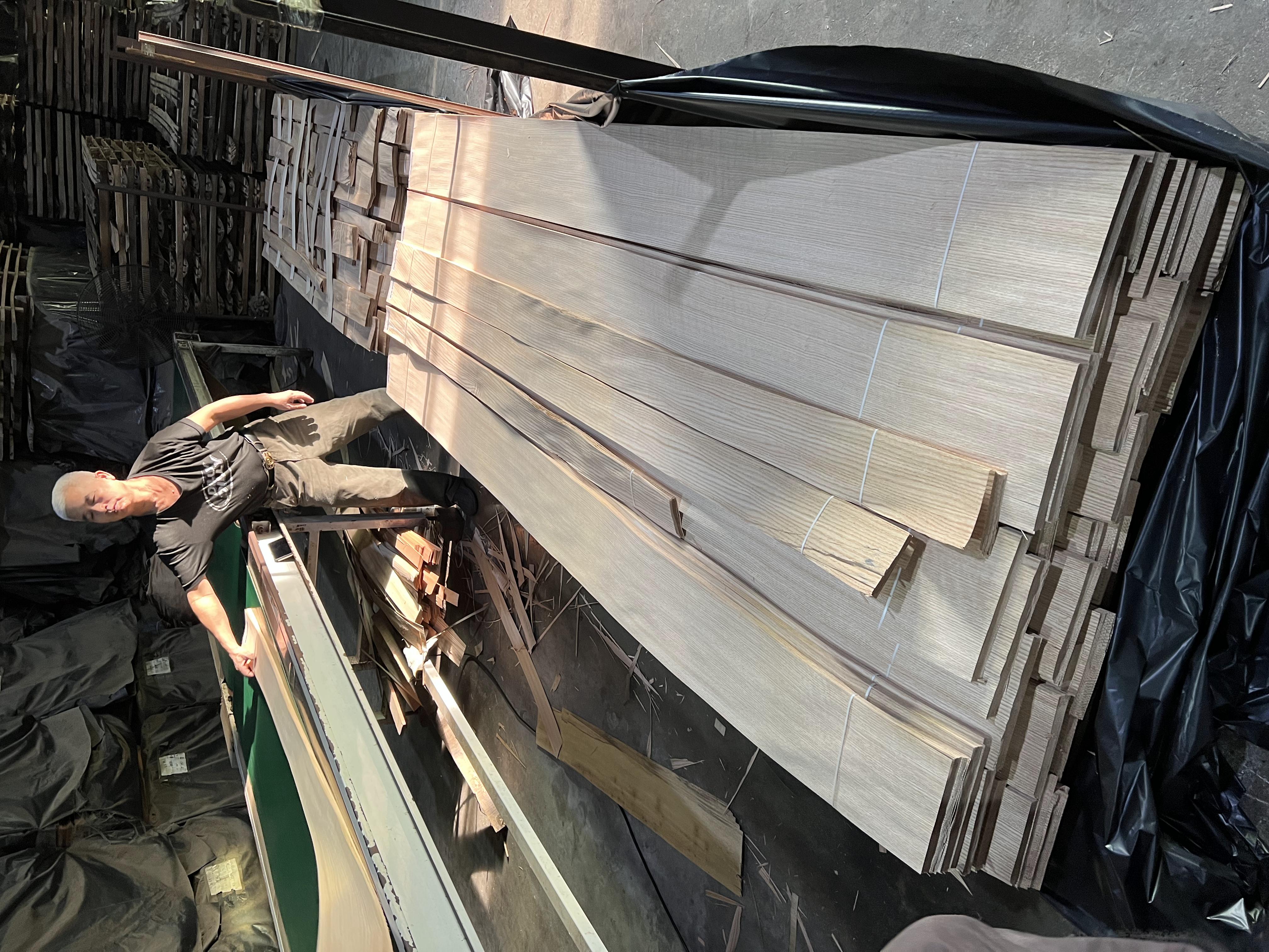 Factory Sales Red Oak Wood Veneer 0.45mm Red Oak Veneer for Flooring Wood Veneer Wall Panels