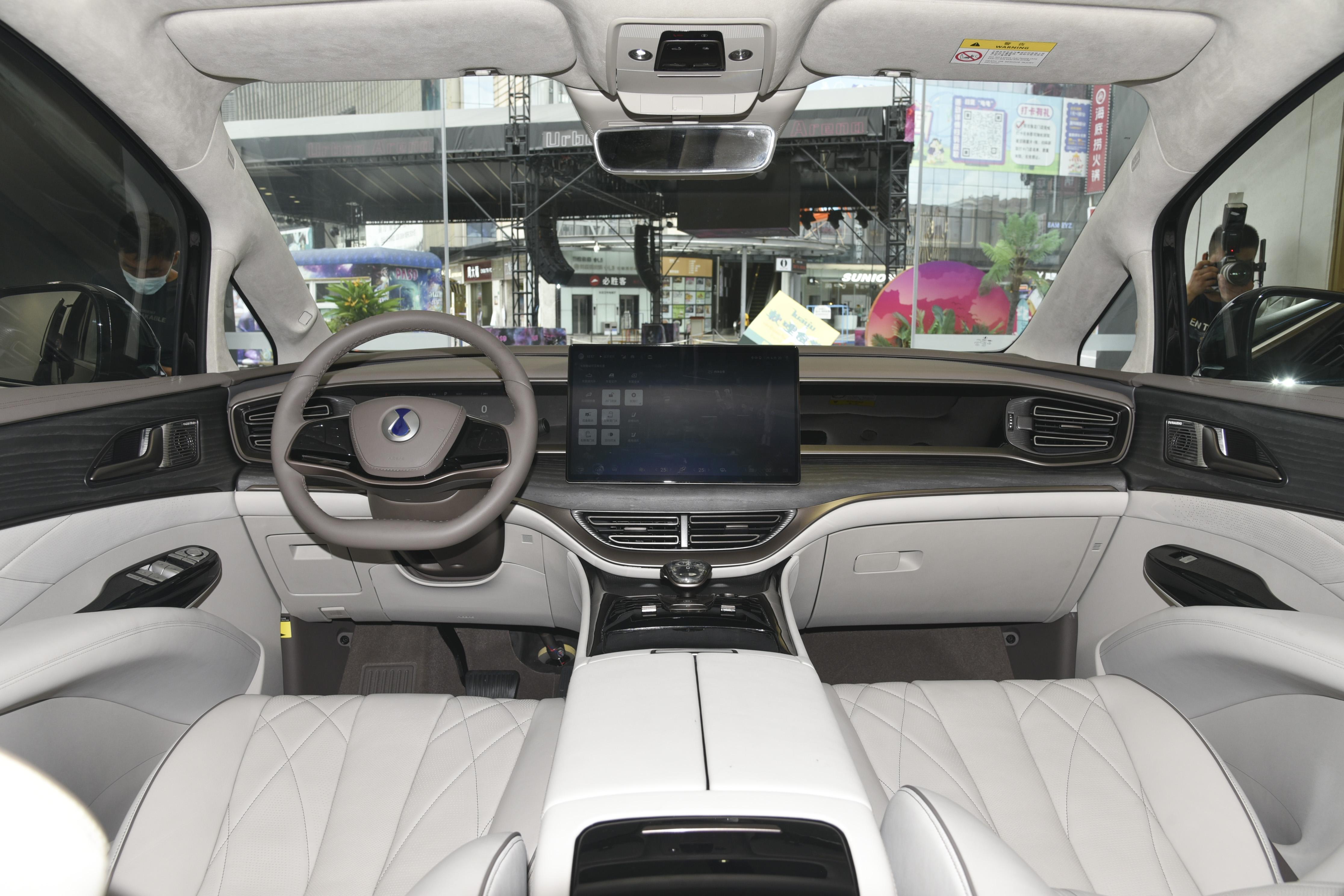 2023 Tengshi D 9 DM-i 970 All Wheel Drive 180km Plug-in Hybrid 7seat MPV with Brown Interior and Maximum Torque of 681Nm