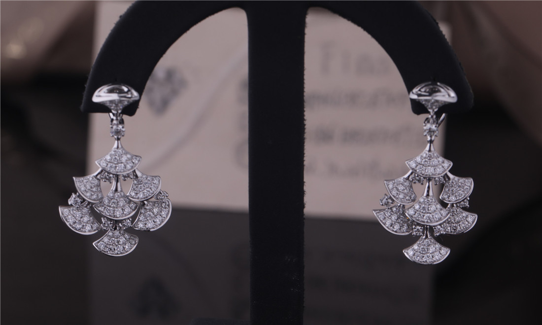 Roma High Jewelry DIVAS' DREAM Earrings in 18K white gold set with 7 Main Diamonds and full pavé diamonds