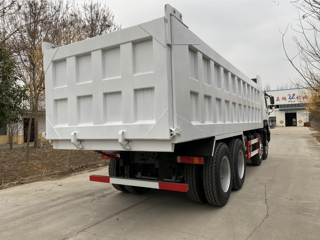 2.8*1.7*1.7 Cargo Tank Dimension Howo 12 Wheeler Tipper Truck 40 Ton Capacity
