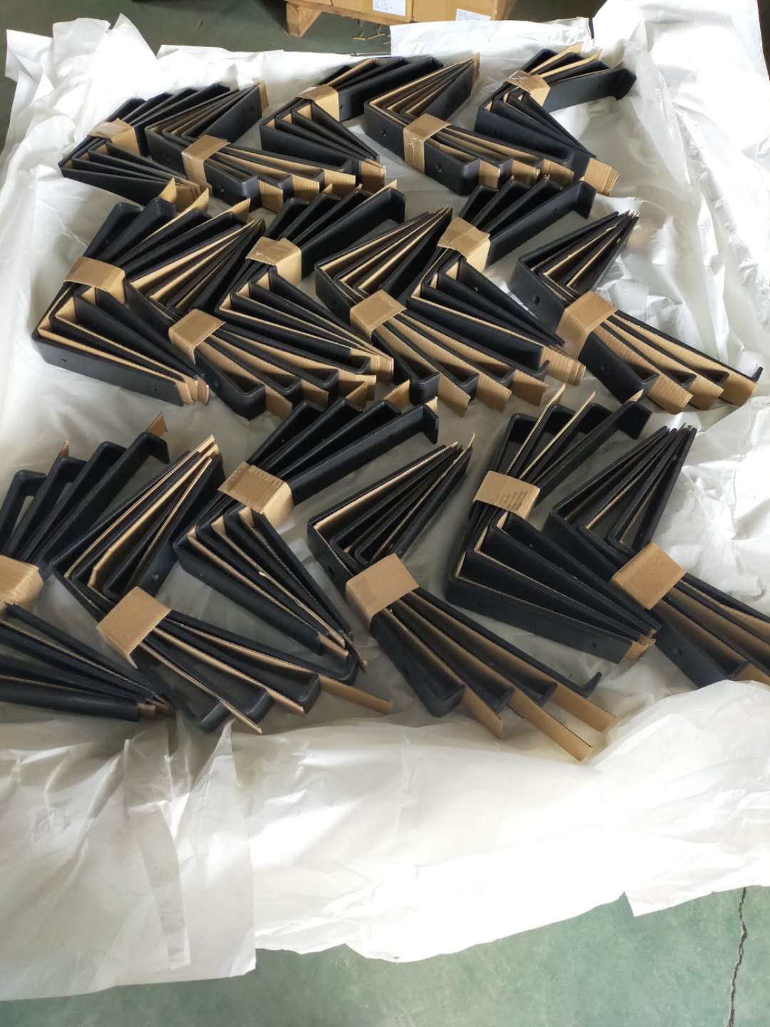 Standard Zinc Plating Metal Shelf Bracket with 5mm Thickness and Screws Included