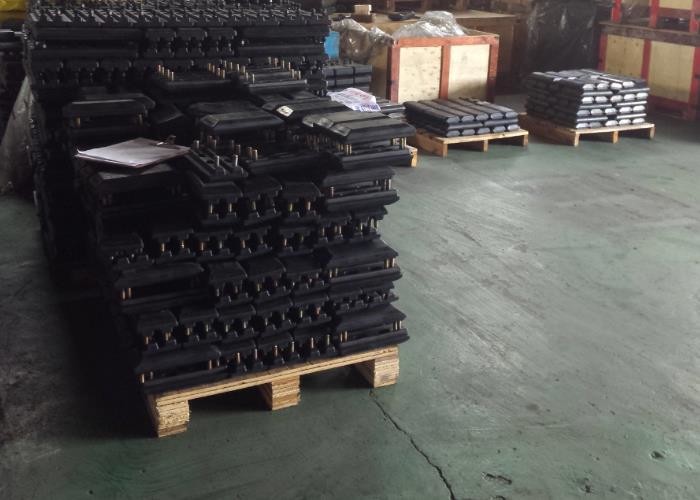 700mm Pitch Clip On Excavator Rubber Pads For Komatsu