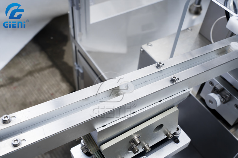 CE Rotary Type Bottle Capping Machine Automatic Screw Capping Machine