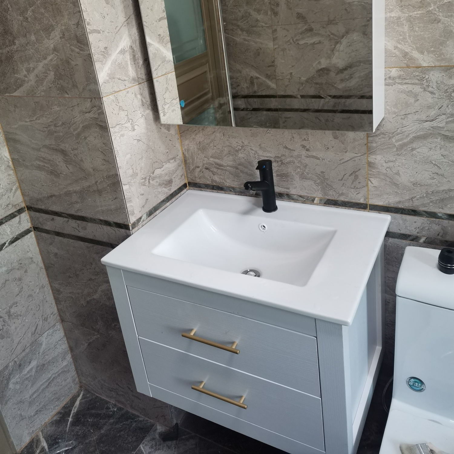 Custom Double Sink Wooden Bathroom Vanity with Mirrored and PVC/Lacquer Door Finish