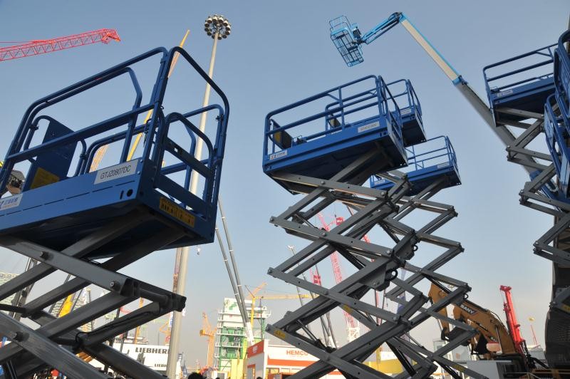 Stationary Self Propelled Hydraulic Scissor Lift Upright Type Blue Color Long Service Life