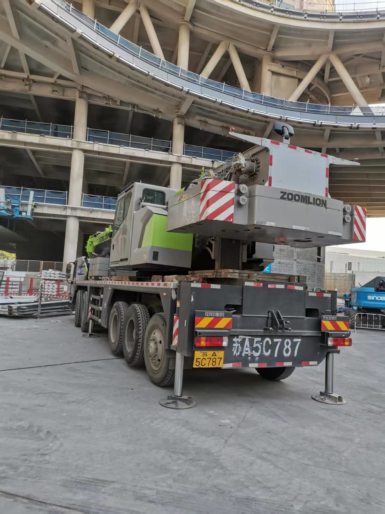 Seven-Arm Crane Jib ZTC950E7 2021 Years Zoomlion Mobile Crane 95tons for Heavy-Duty Construction Projects