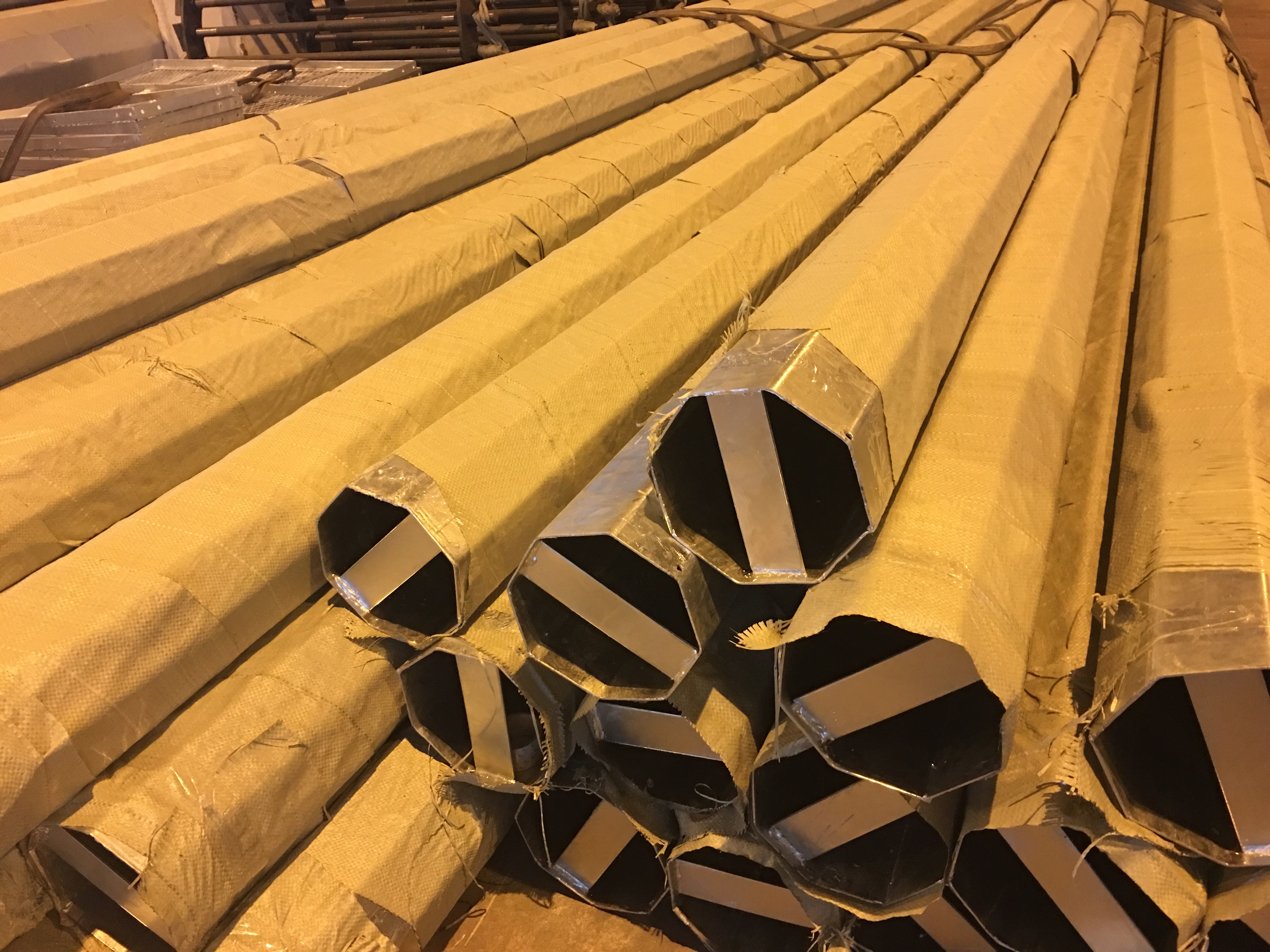 Q235 GR65 Metal Power Utility Pole AWS D1.1 Standard Without Fissure