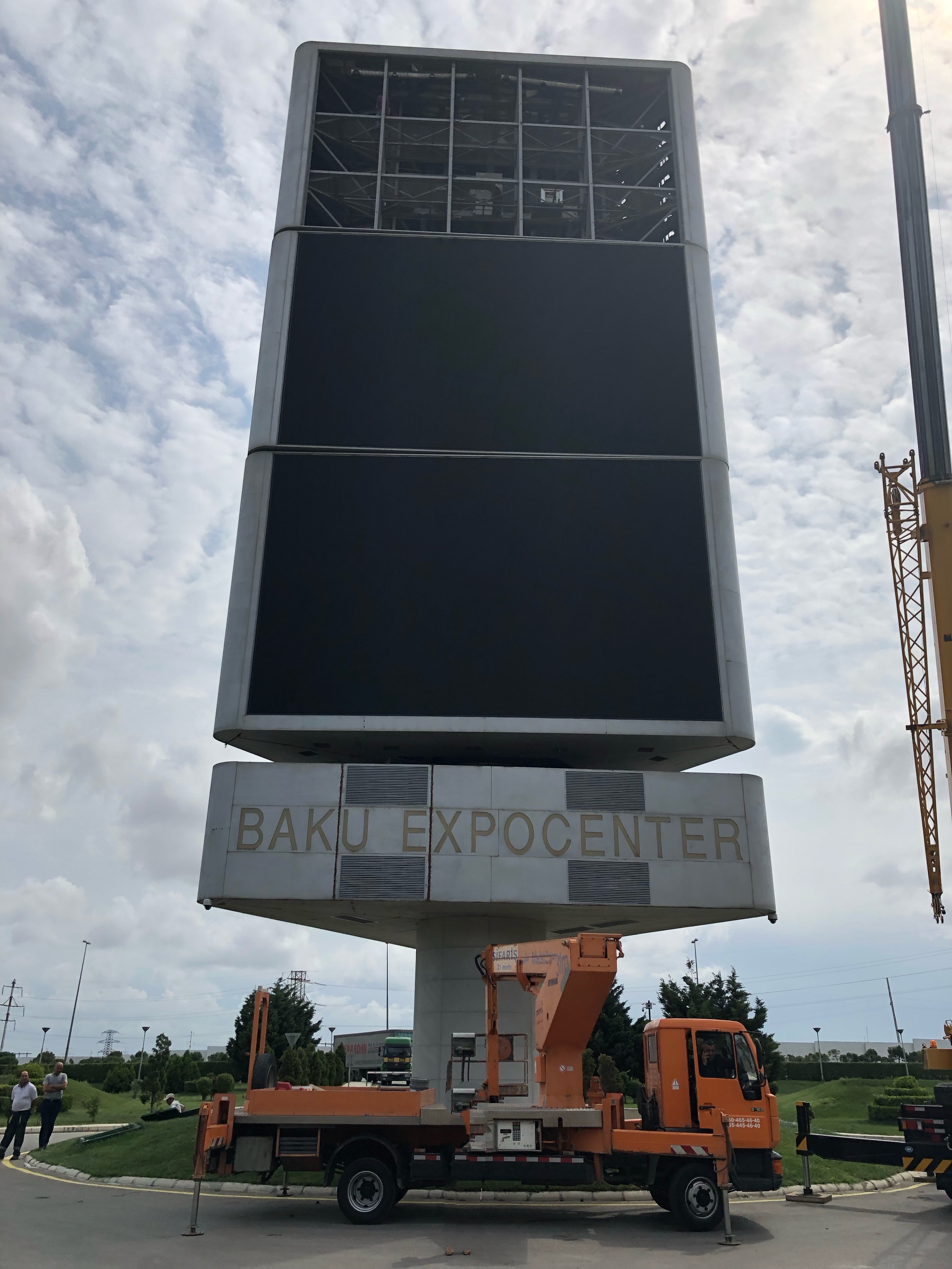 Small Pitch Large Outdoor LED Display Board With Seamless Splicing 976mm Size Panel