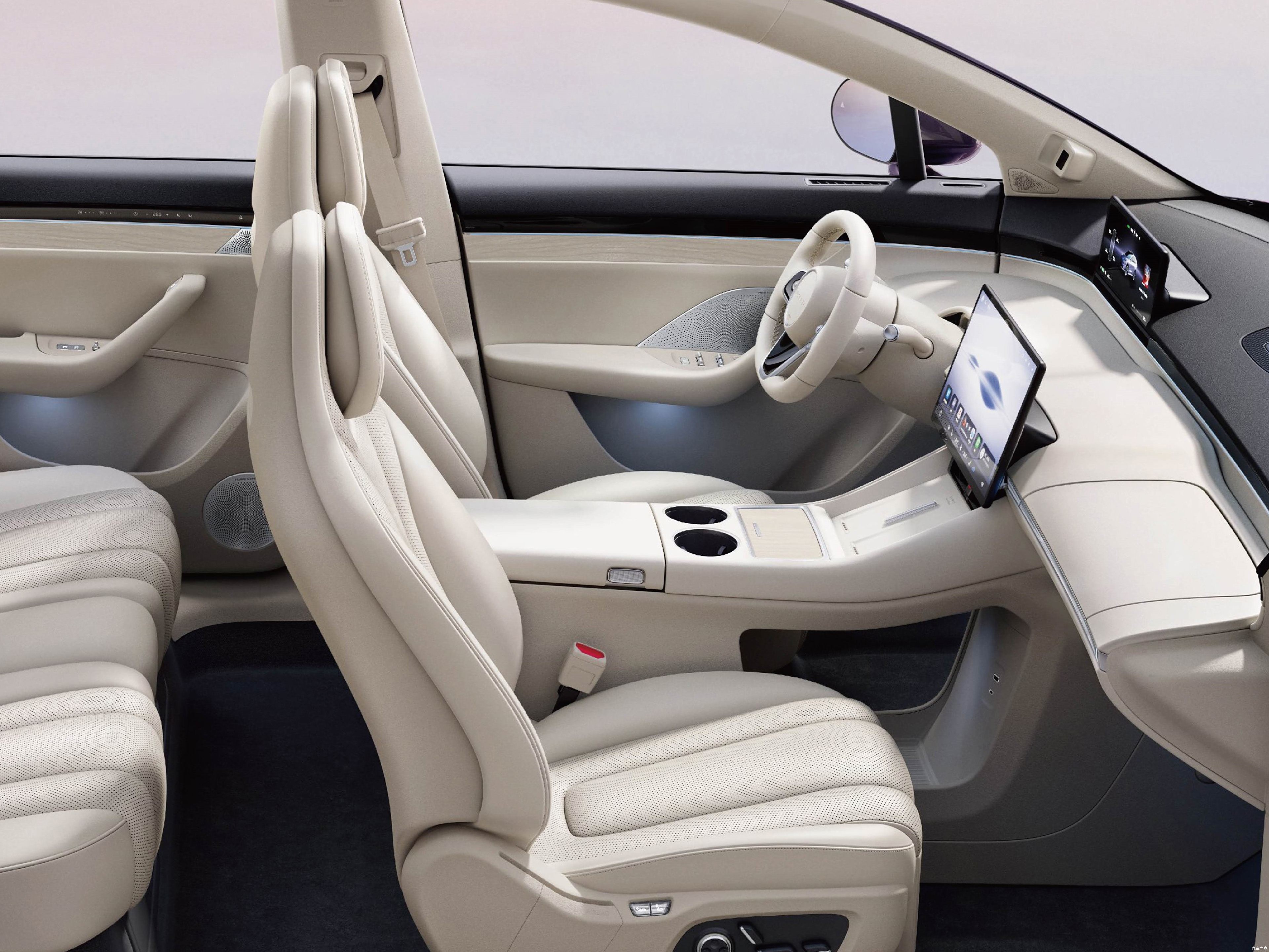 Huawei Luxeed R7 . China's most advanced smart car, with a pure electric range of up to 802KM! China's high-end electric car