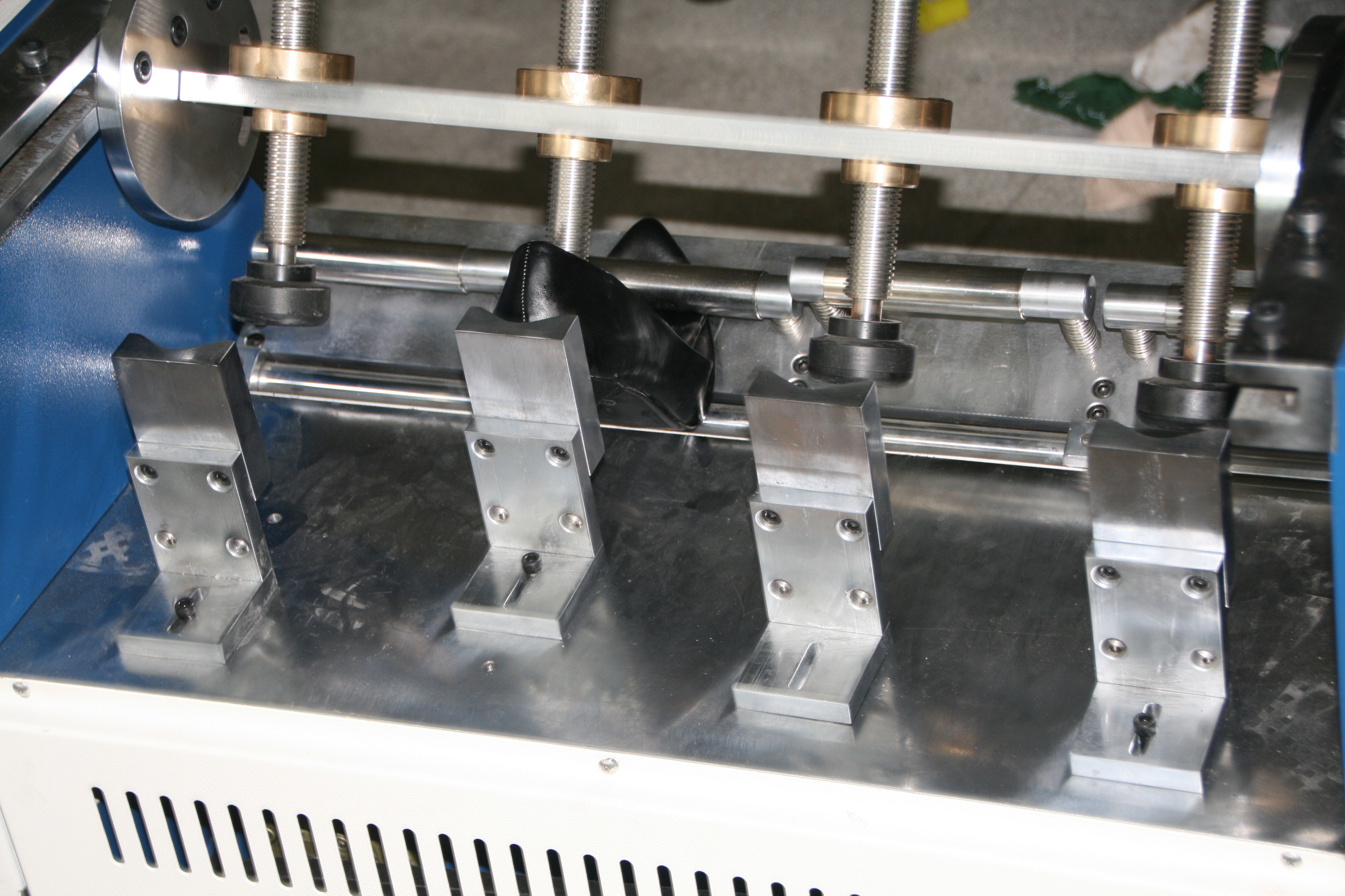 85×40×70cm Footwear Testing Equipment Sturdy For Shoes Bending