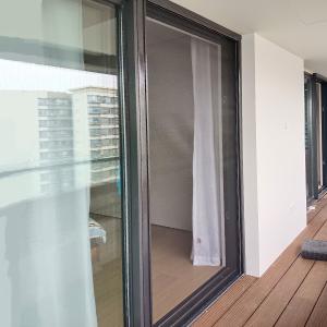 Quality Glass Fiber Gray Net Trackless Retractable Fiberglass Screen Door wholesale