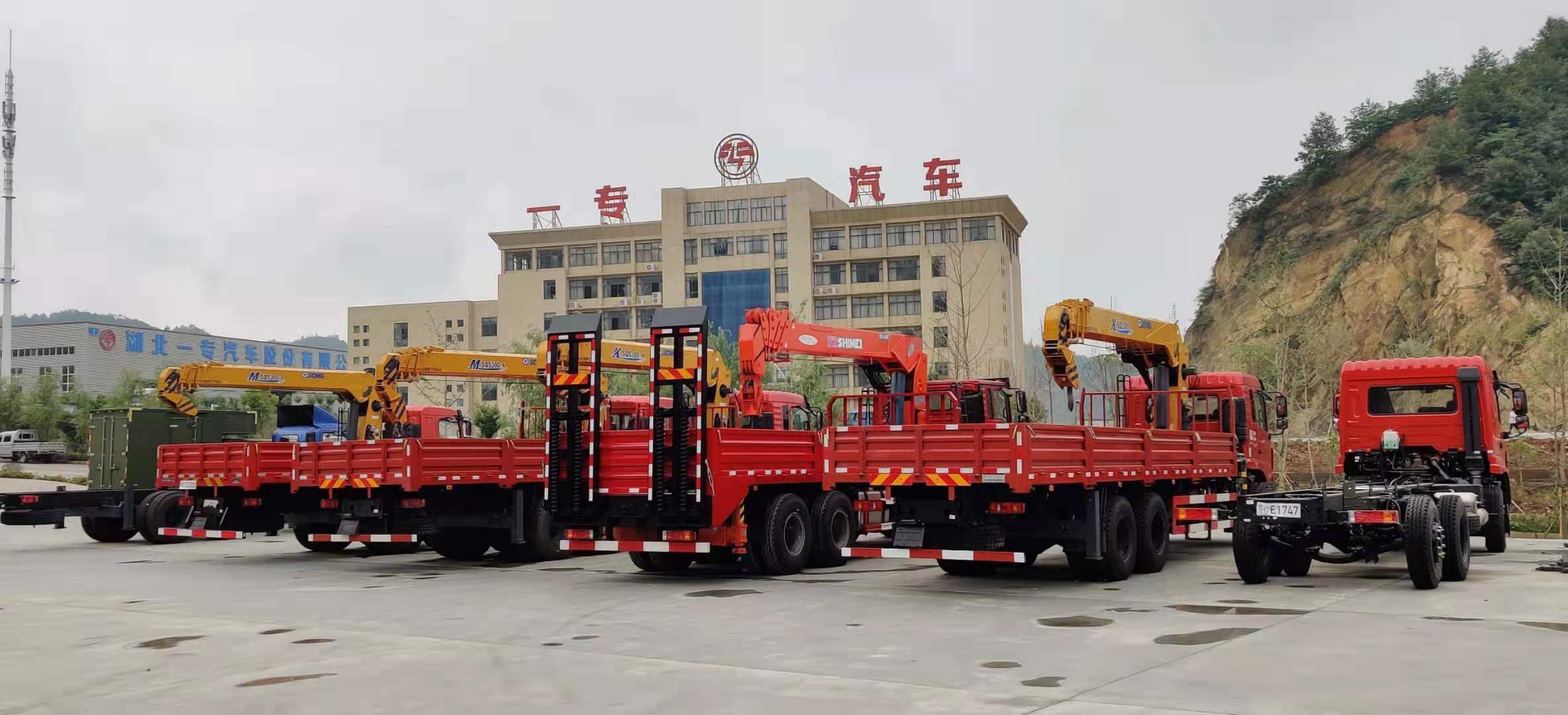 Durable Dongfeng Micro 4x2 Cargo Truck for Construction Materials Transportation