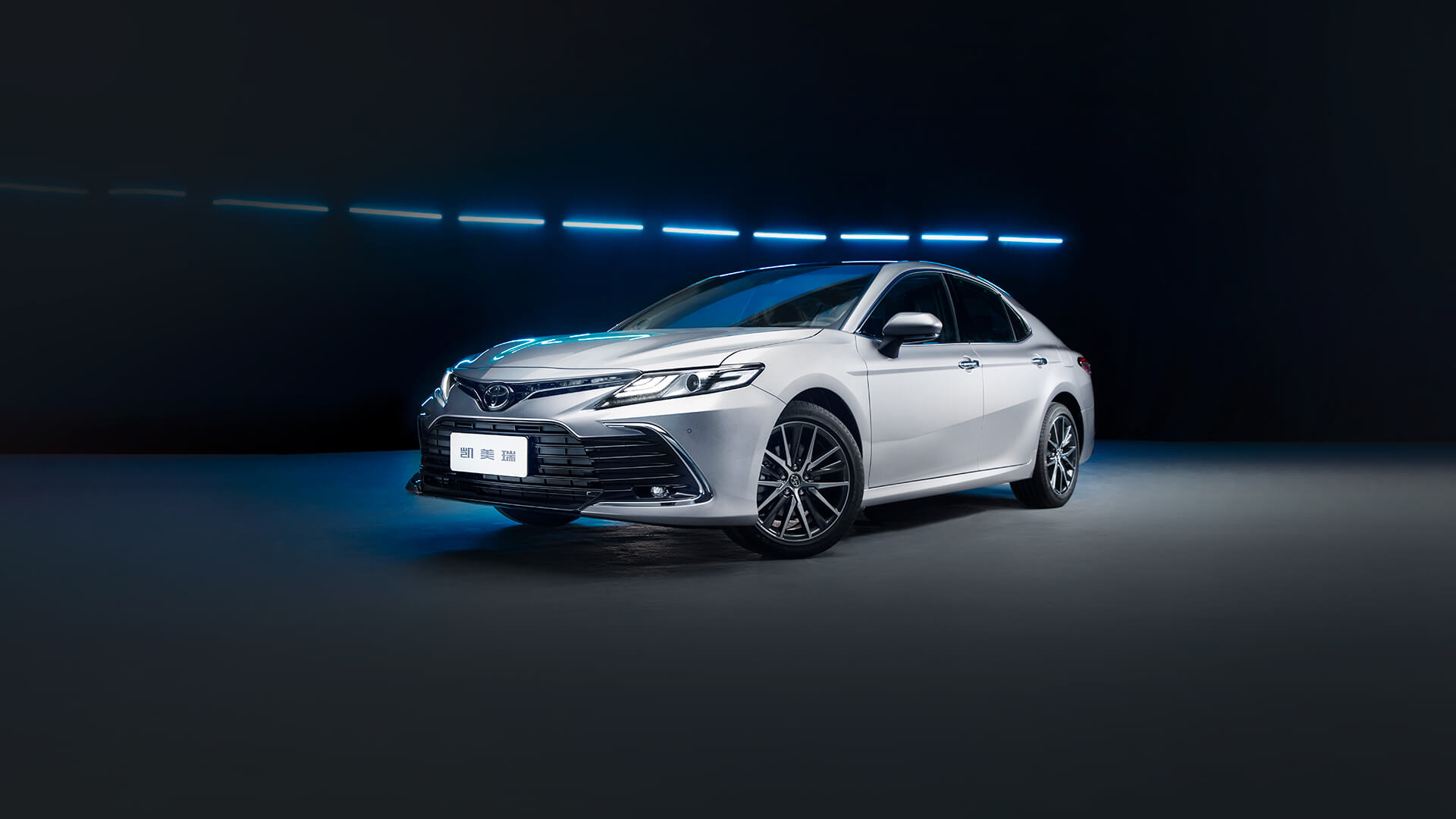 Toyota Camry Sedan 4 Wheel Petrol Car with TPMS for Customer Requirements