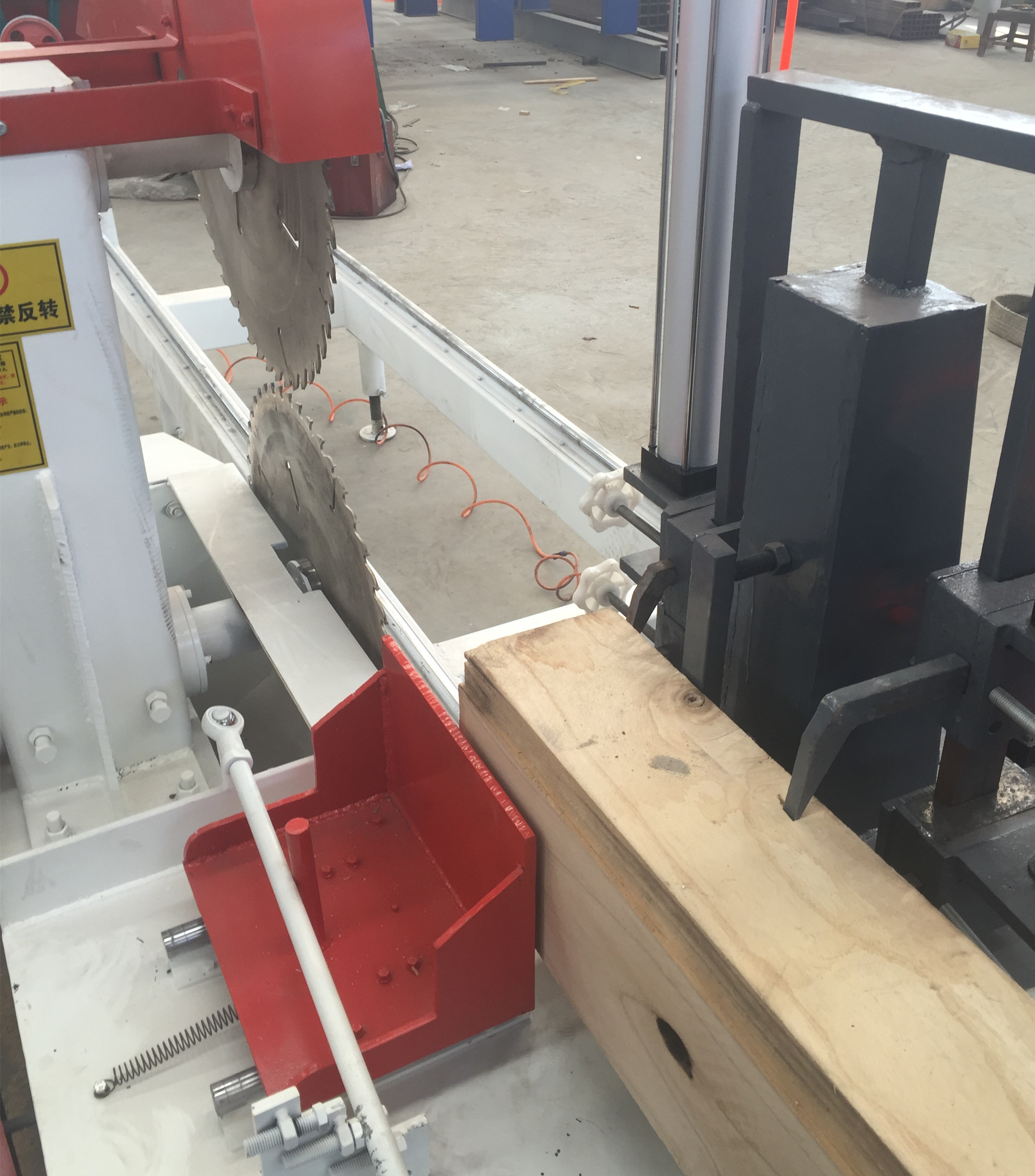 woodworking machinery of heavy duty twin blades circular sawmill with log carriage