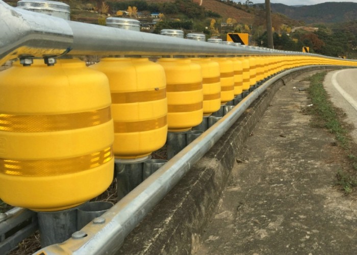 PU Foam / EVA Traffic Safety Roller Barrier Highway Roller Barrier For Accident - Prone Roads