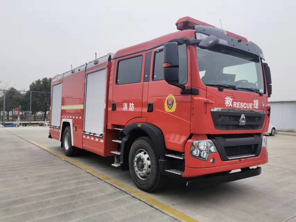 PM80/SG80 HOWO Emergency Fire Trucks 257KW Ambulance Fire Engine 5800L Water