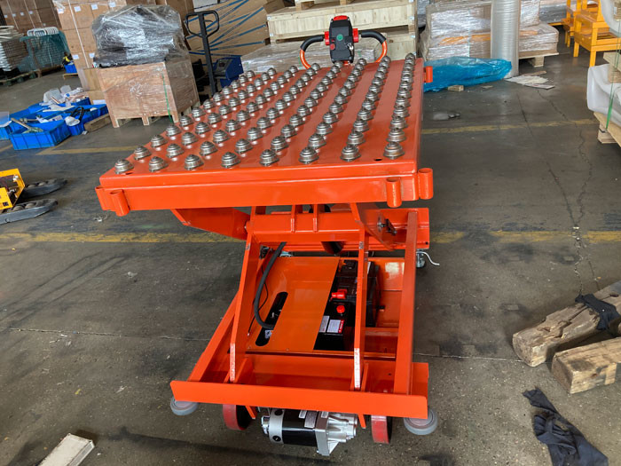 Scissor Automatic Braking Mobile Lift Tables 500kg With Integrated Pop Up Ball Transfer