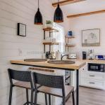 Hotel 20ft-40ft Portable Wooden Container House Durable Sea Freight Container