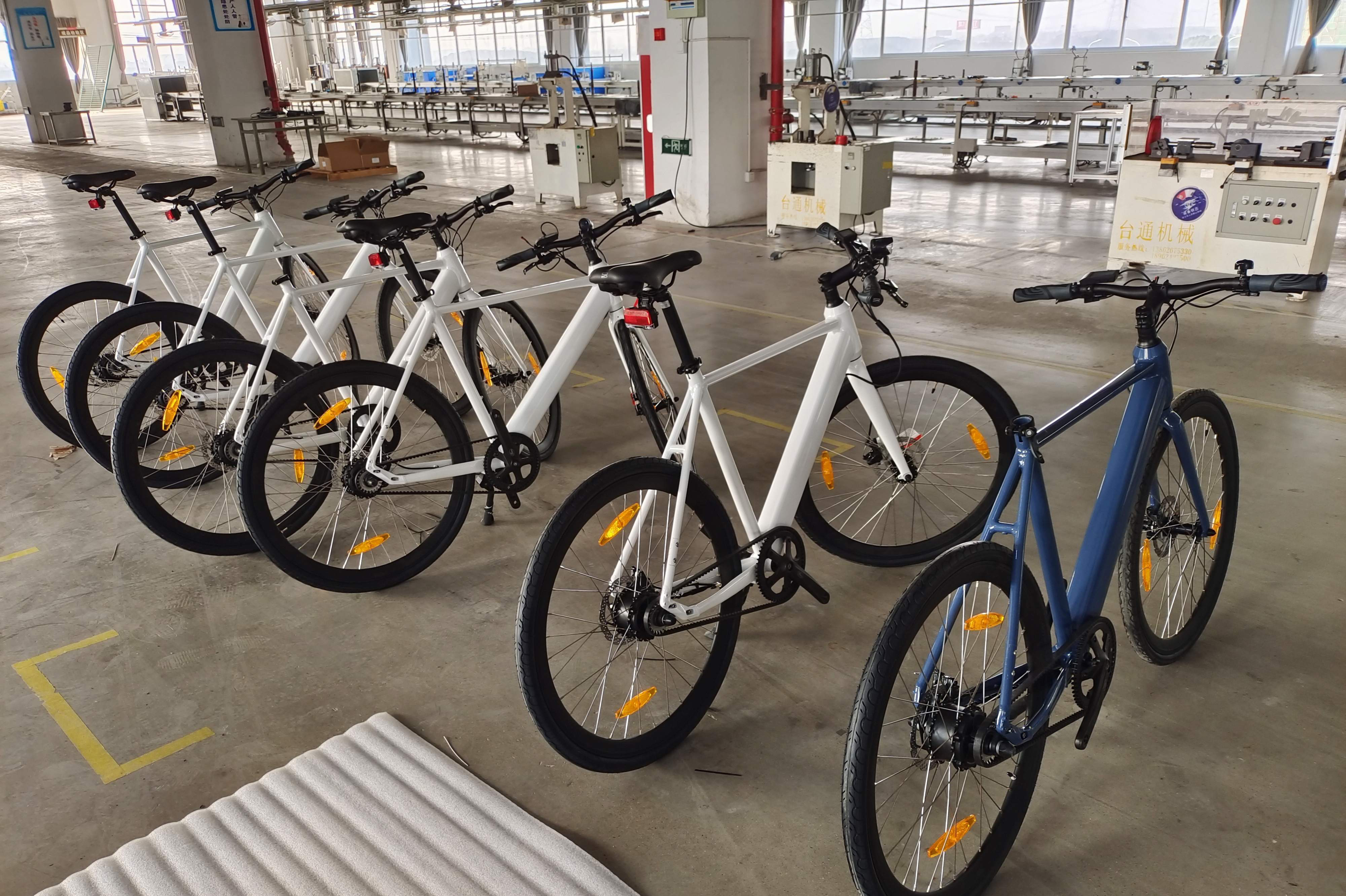 Trekking Electric Bicycle 250w City E Bike Disc Brake Lightweight Urban Bike for Adult