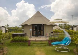 Quality White Accommodation shelter luxury Camping Tent for hotel room / resort wholesale