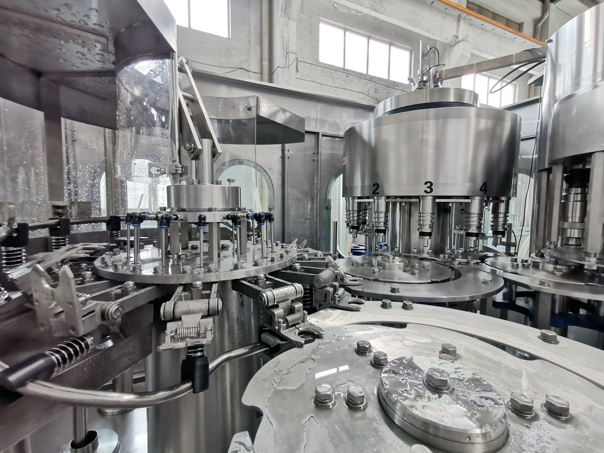 110mm Diameter 5000BPH Auto Liquid Water Bottle Filling Machine