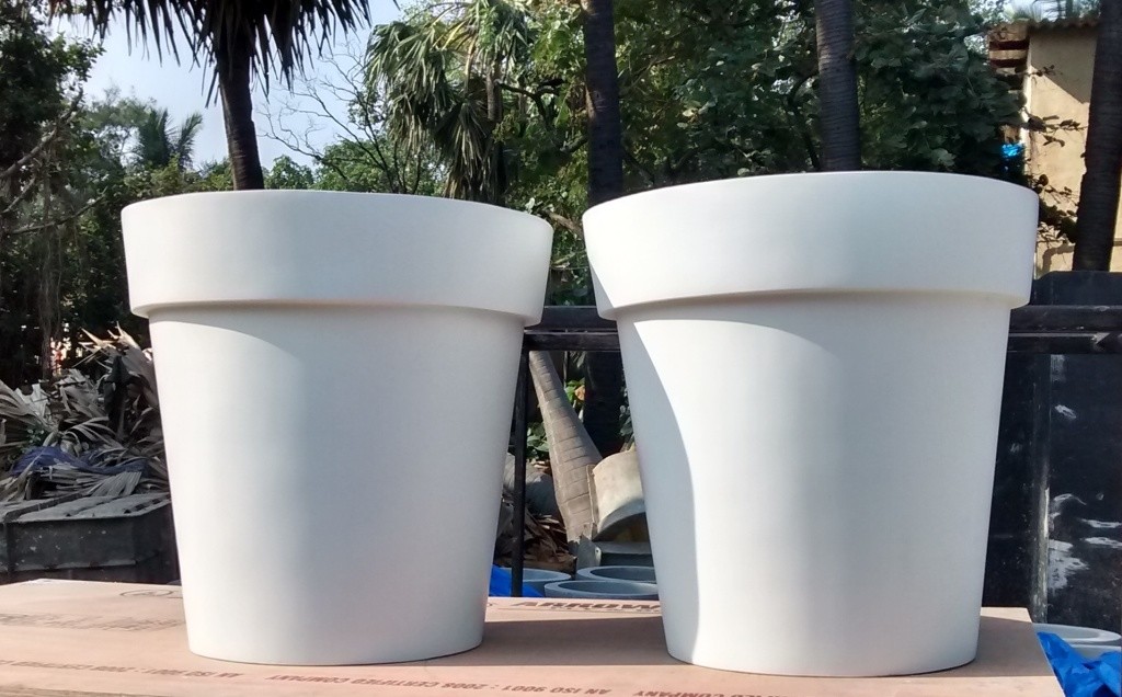 Unique Modern Fiberglass Flower Pots Glossy Finished For Indoor Outdoor Decor