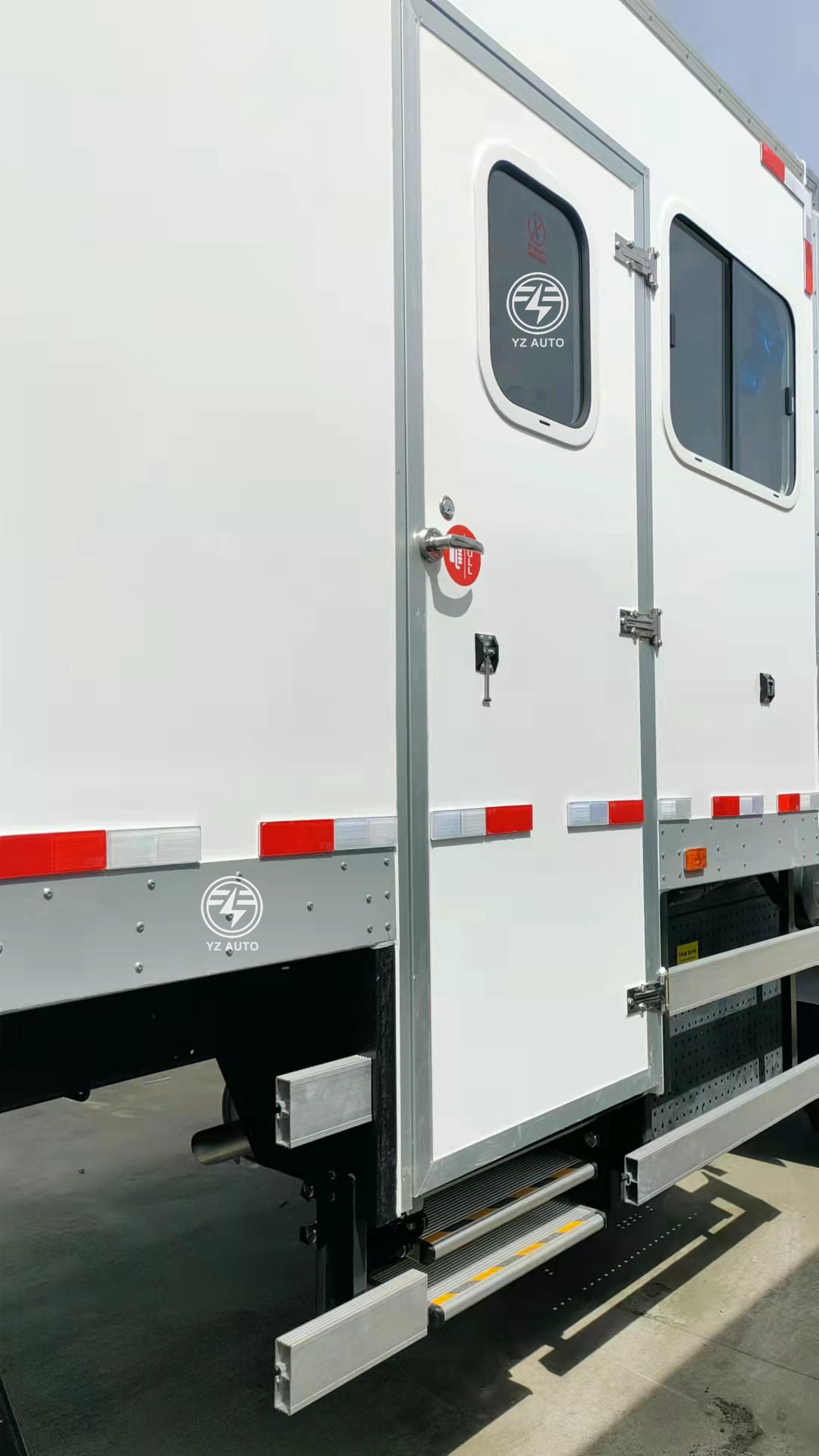 Small Business Wagons Sale of 6x6 Off-Road Commuter Cars with G.C.W of 4470 kg