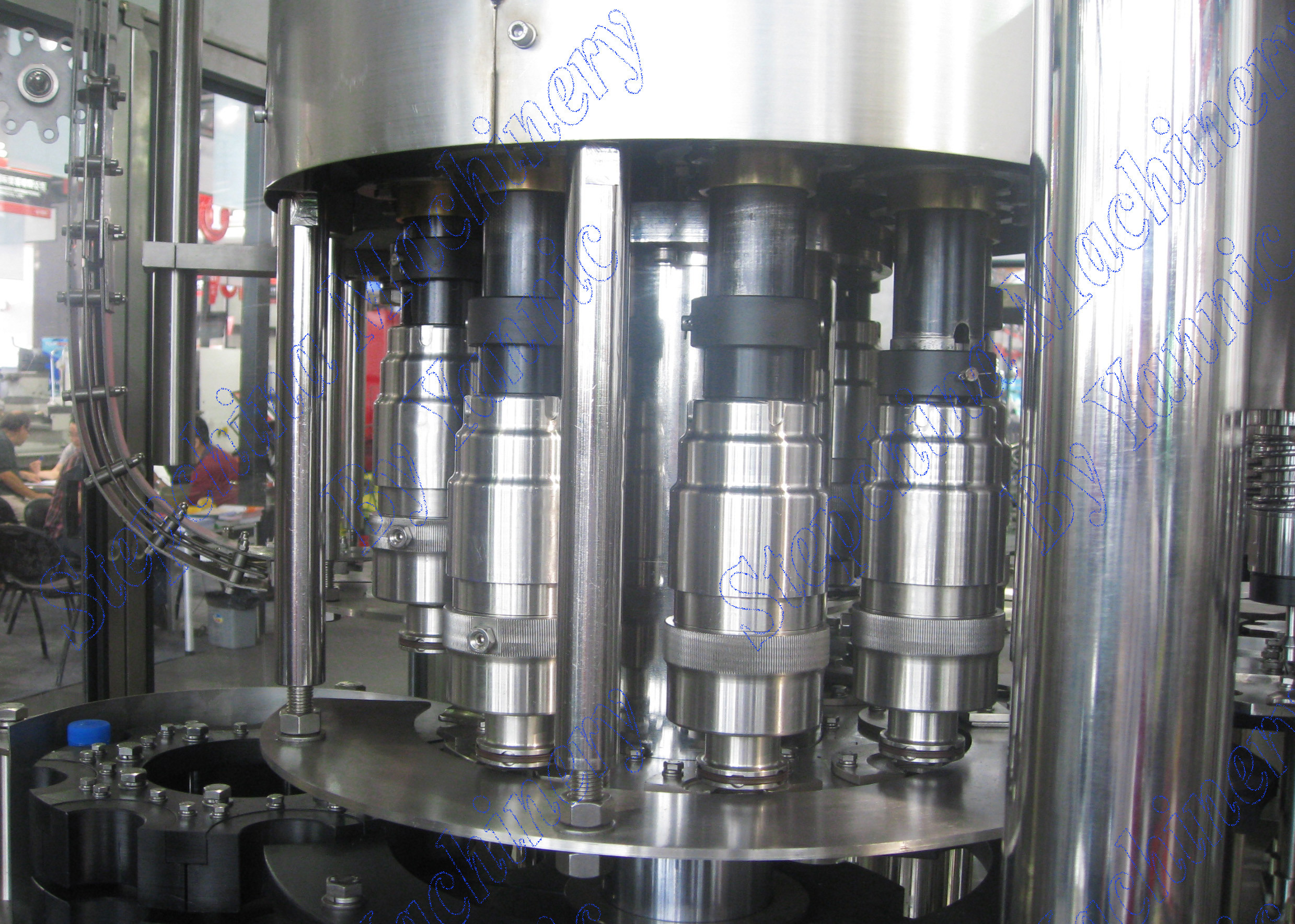 7000BPH PET Bottle Filling Machine Gravity Filling With Magnetic Capping