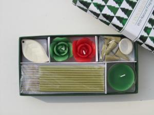 Quality Red &amp; Green Cinnamon chai fragrance scented rose candle &amp; leaf holder packed into gift box wholesale