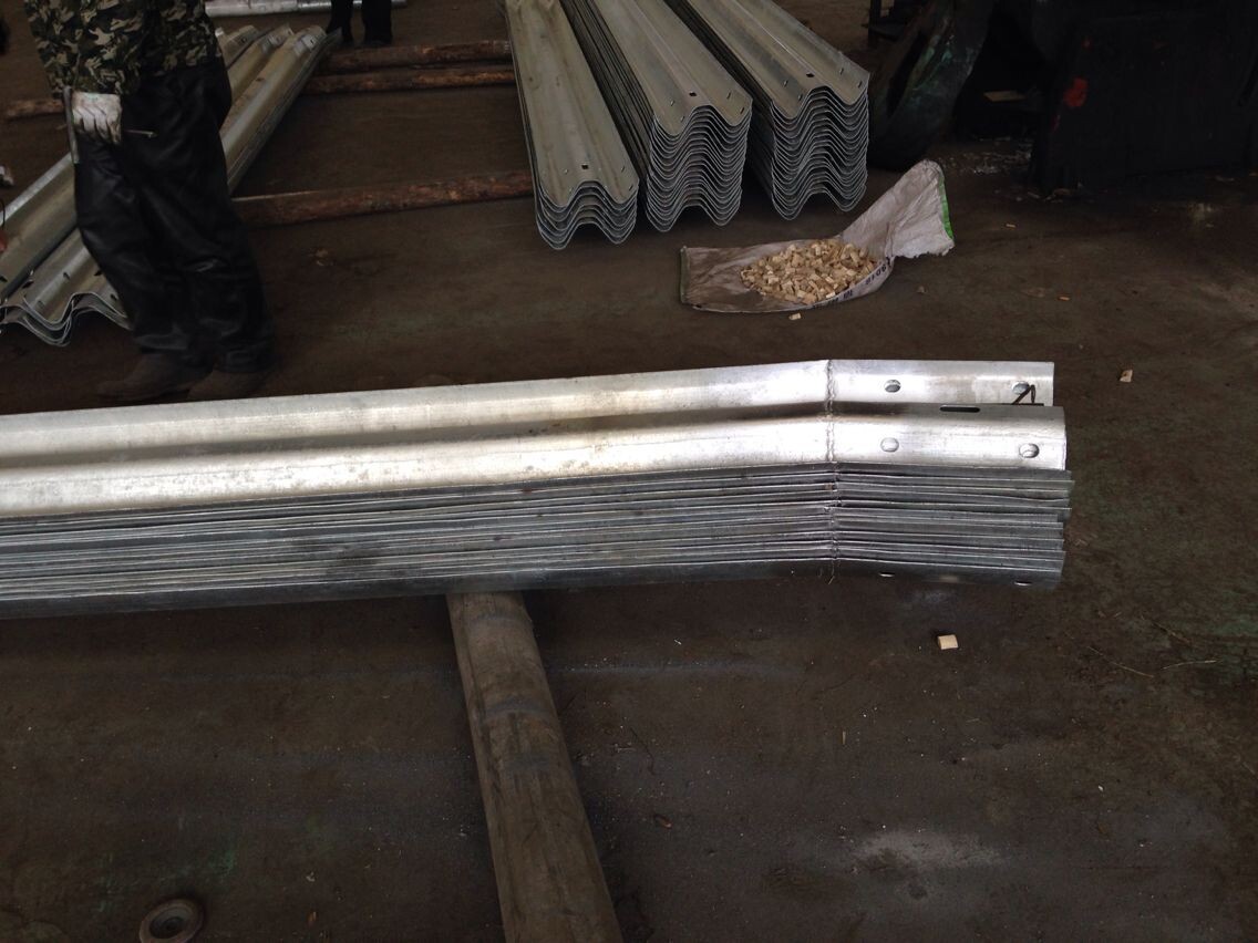 High Resistant W Beam Steel Safety Barrier Guard Rail with ISO9001 2000 Certification