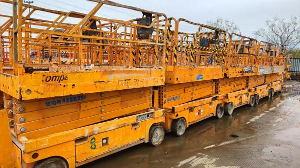Heavy-Duty 5m High Degree Mobile Lifting Platform Vehicle for Construction