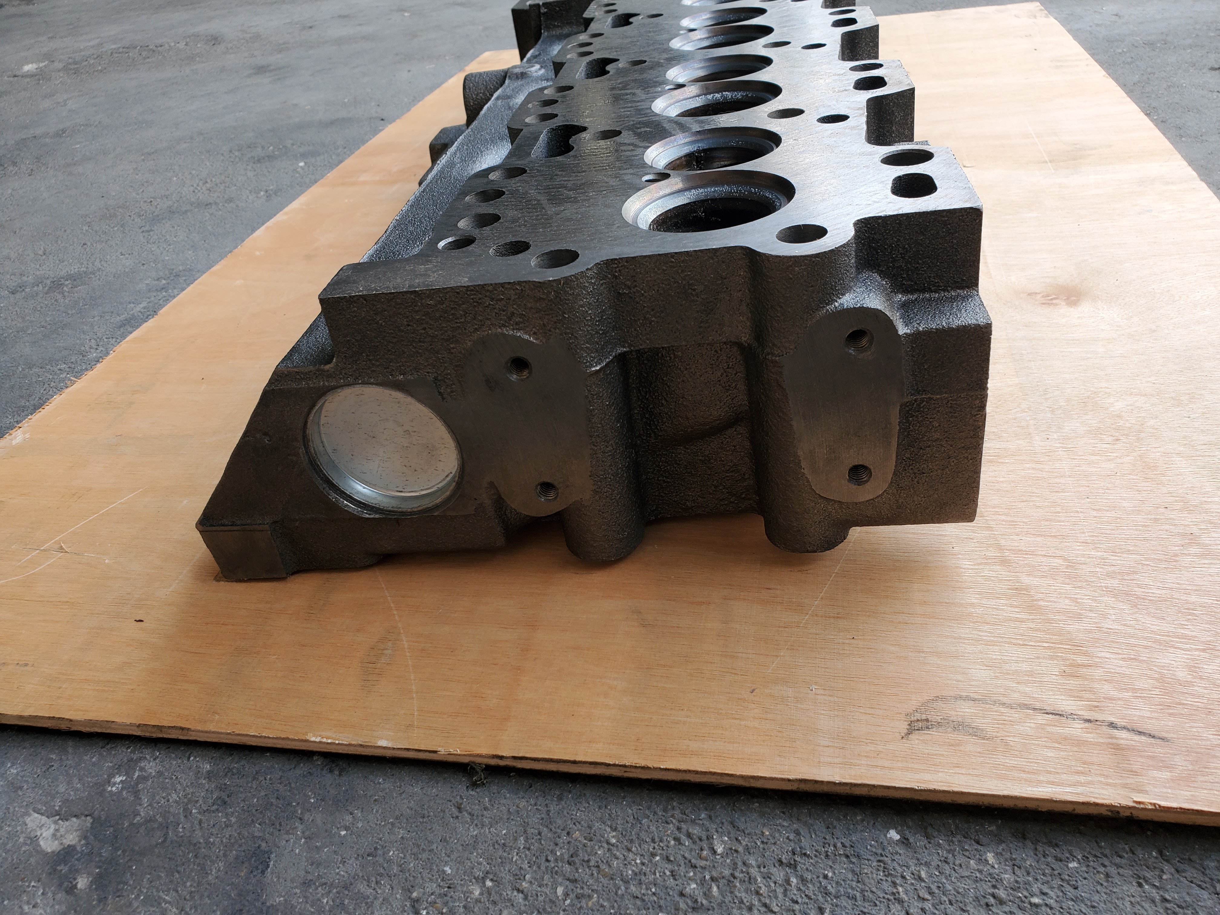 39936153/3936180 Cummins Engine Cylinder Head Model 6d114 Material Casting