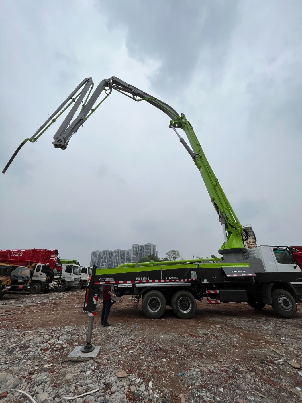Zoomlion Concrete Pump Truck 47 Meters Installed on The Mercedes Car