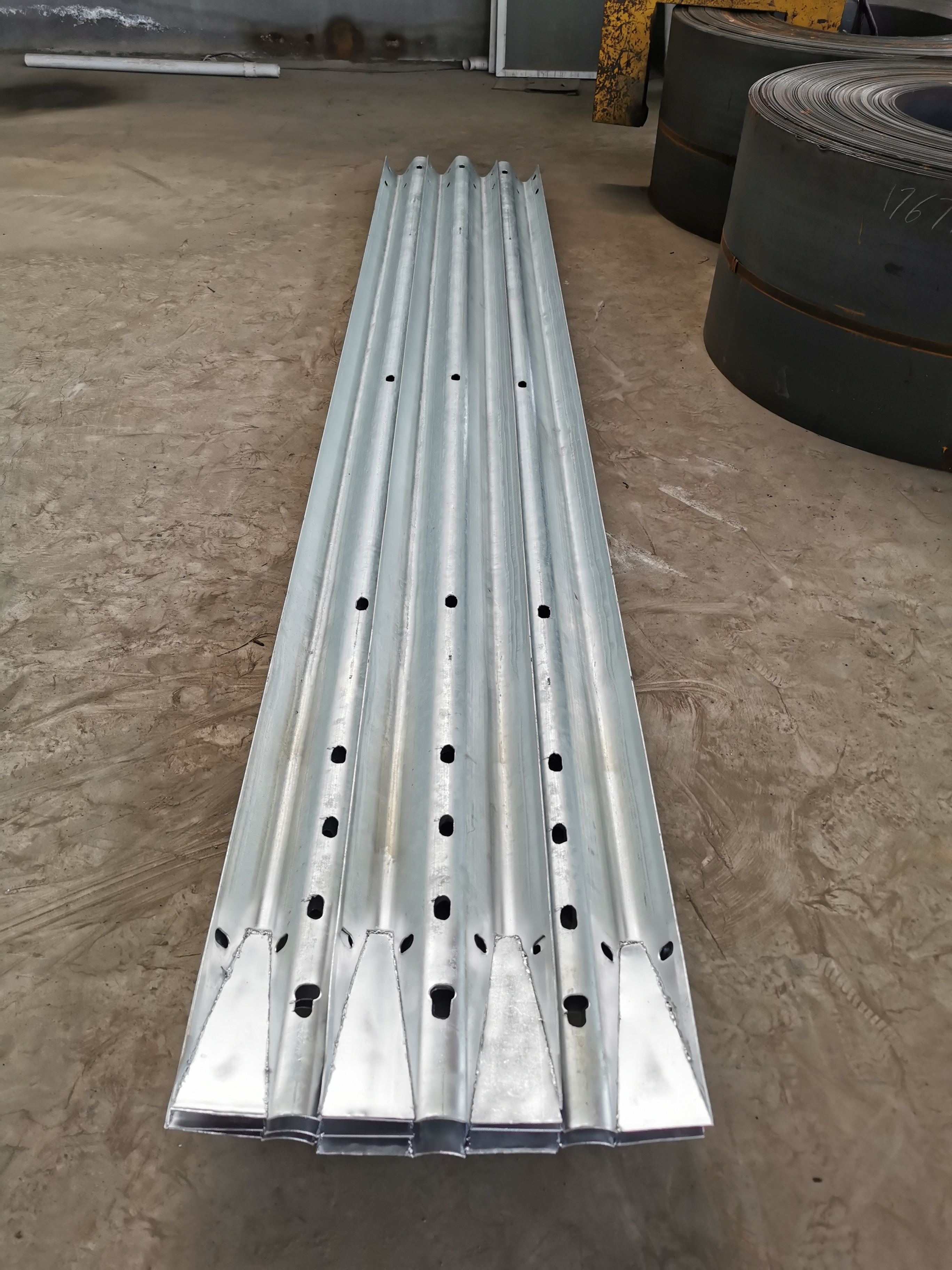 Highway Guardrail Foam Roller Fence with Q345 SJ345R Material in Customized Color