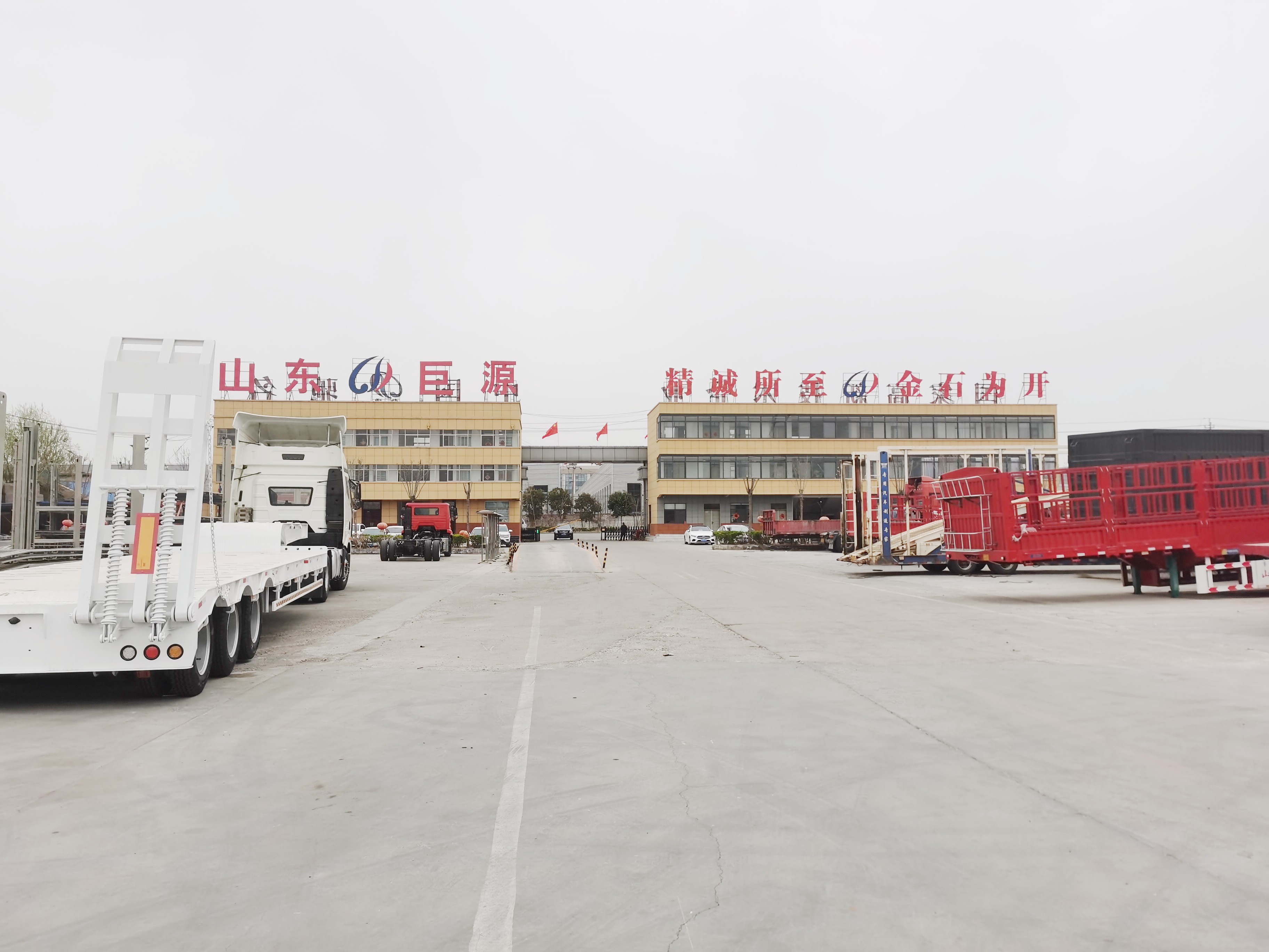 Max Payload 25001-30000 kg Tri-axle Canvas Cover Enclosed Cargo Box Trailer for Russia
