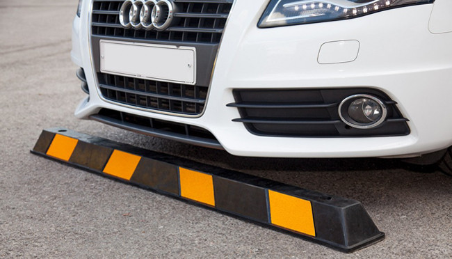 Heavy Duty Rubber Wheel Stopper , Reflective Car Parking Automatic Wheel Chocks
