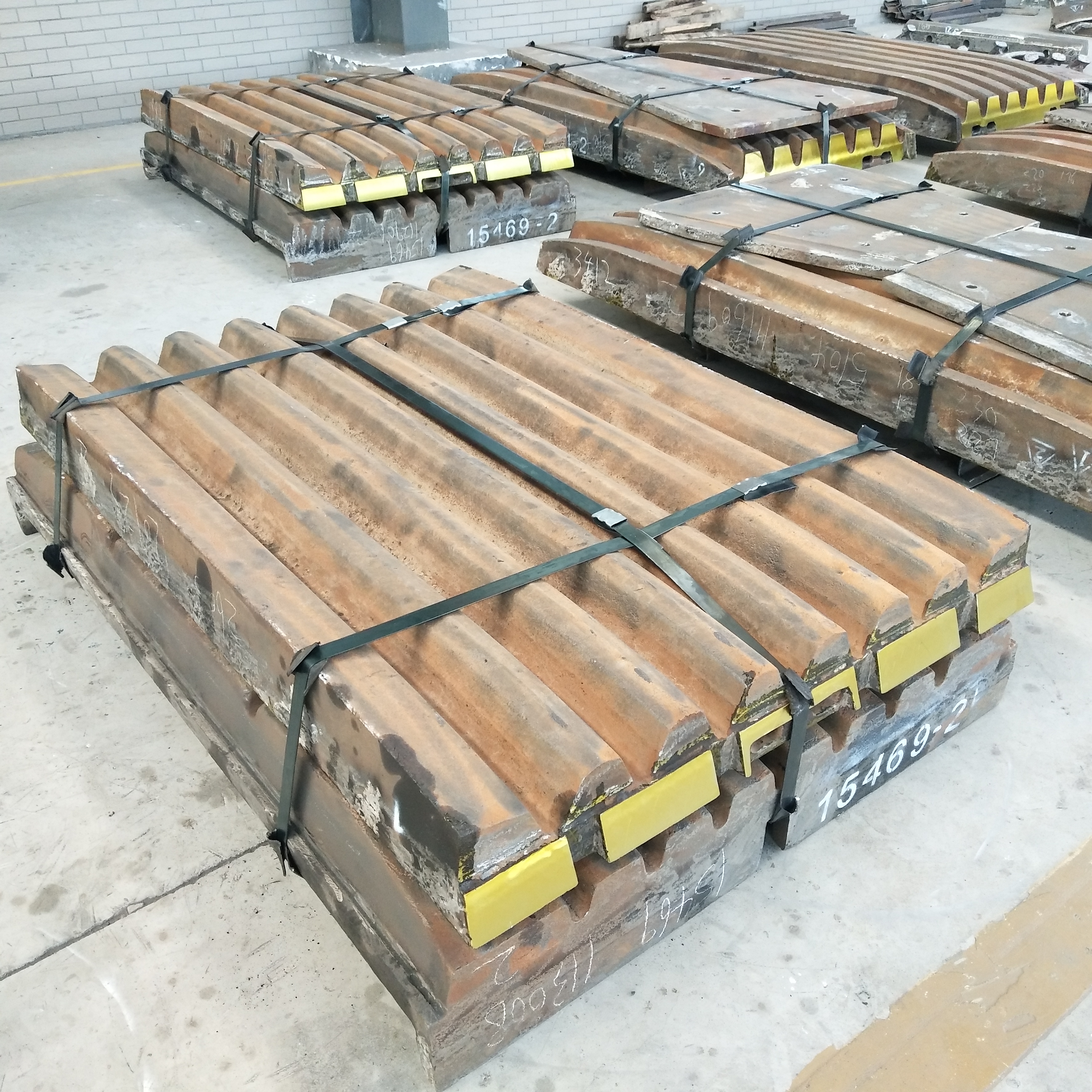 Gyratory jaw crusher parts jaw plate and liner manufacturer