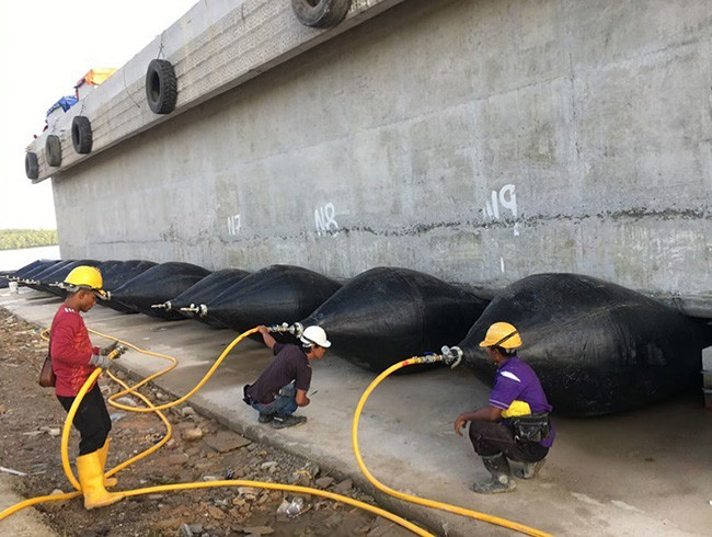 Working Pressure Inflatable Marine Airbags Cylindrical Shape Salvage Air Bags