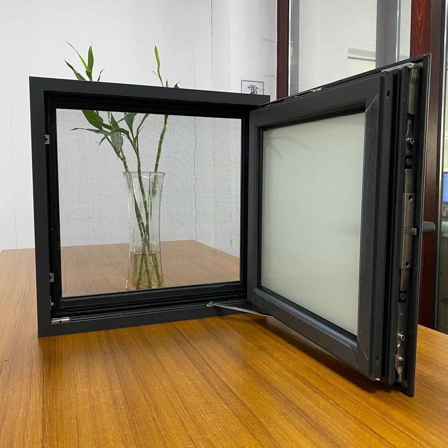 Water proof Heat Insulation Aluminum Tilt And Turn Windows With Mosquito net