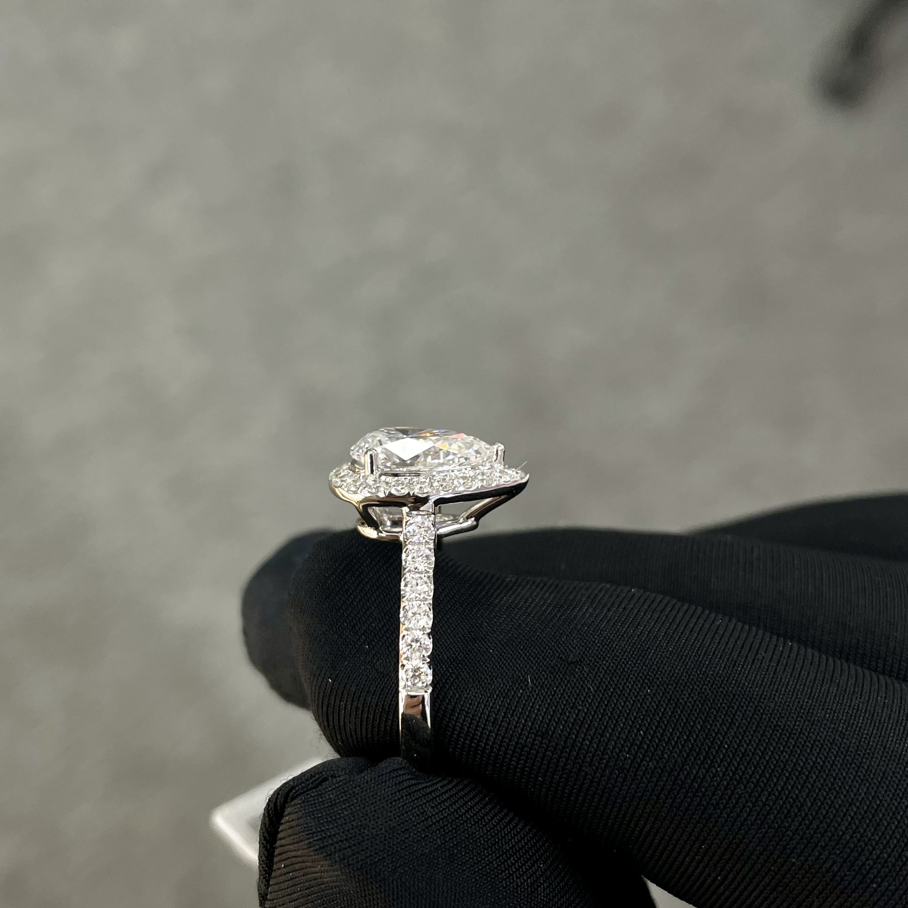 18k Cultured White Diamond Women's Ring 1.53ct E VS1 Pear Shape Full Diamond Bezel Set Style
