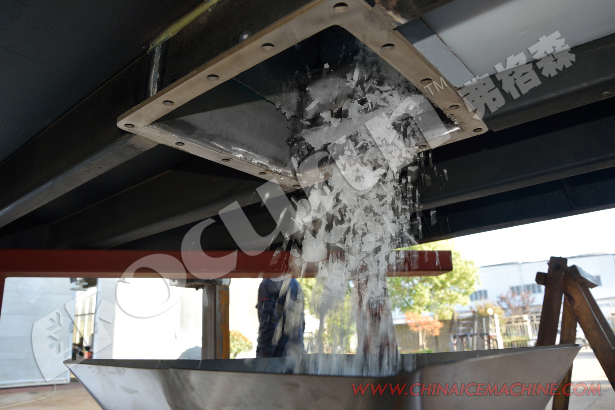 20 Tons Snow for Snow Skiing at Amusement Park Powered by Gas and R449 Refrigerant
