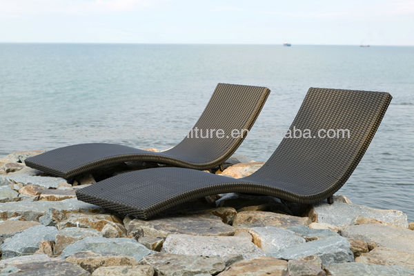 Villa Aluminum and Pe Rattan Lightweight Folding Relax Stackable Pool Sun Lounger with Craftsmanship